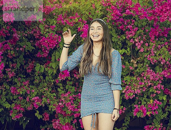 Porträt eines süßen lateinamerikanischen Mädchens  das in einem Garten lächelt  süßes junges braunes lateinamerikanisches Mädchen  das im Garten lächelt