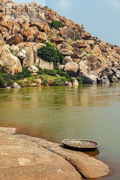 Traditionelles Korbgeflecht-Korakboot in Hampi am Ufer des Tungabhadra-Flusses  Hampi  Karnataka  Indien  Asien