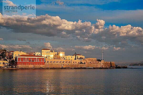 Der malerische alte Hafen von Chania ist eines der Wahrzeichen und touristischen Ziele der Insel Kreta am Morgen bei Sonnenaufgang  Chania  Kreta  Griechenland  Europa