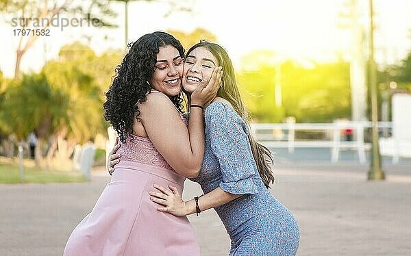 Zwei Freundinnen umarmen vor im Freien  Mädchen Freunde umarmen und genießen das Leben  Frauen Freundschaft Konzept