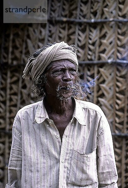 Stammesangehöriger raucht Beedi  Anaikatti bei Coimbatore  Tamil Nadu  Indien  Asien