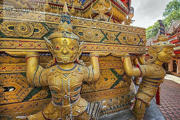 Spirituelle Figur von Tempelwächter an buddhistischer Tempel  buddhistisches Kloster Wat Bang Riang  Thap Put  Provinz Phang Nga  Thailand  Asien