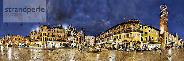 360° Panorama des Stadtplatzes Piazza delle Erbe und ehemaligen Römischen Forums mit Brunnen Fontana Madonna Verona und des mittelalterlichen Turmes Torre dei Lamberti am Abend  Piazza Erbe  Verona  Veneto  Italien  Europa
