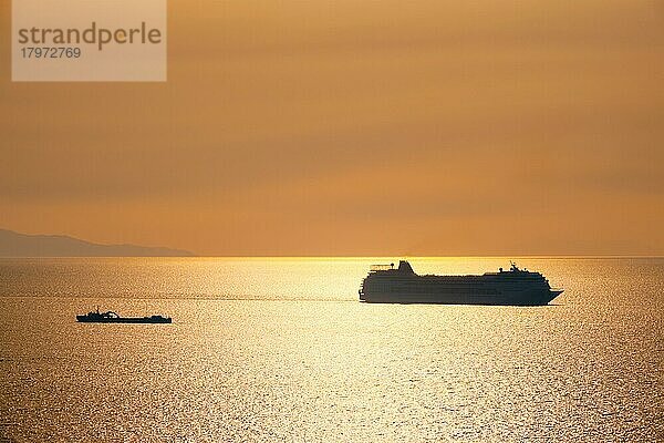 Silhouette eines Kreuzfahrtschiffs im ägäischen Meer bei Sonnenuntergang  Insel Mykonos  Griechenland  Europa