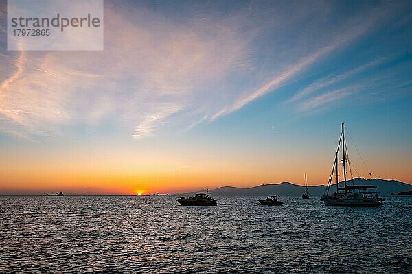 Sonnenuntergang in Mykonos Insel  Griechenland mit Yachten im Hafen romantischen Ort auf Sonnenuntergang. Mykonos Stadt  Griechenland  Europa