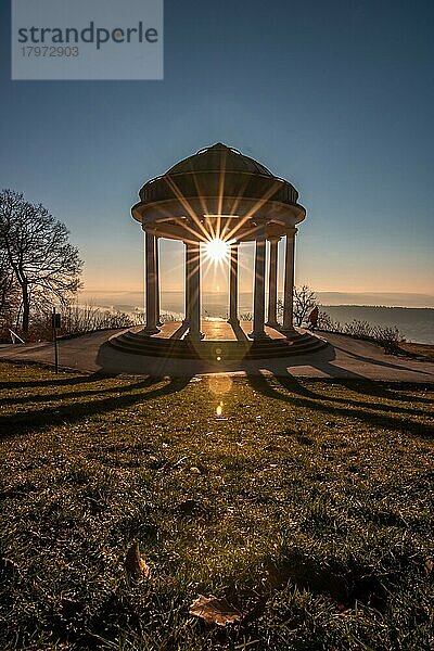 Niederwaldtempel am Niederwalddenkmal  bei Sonnenaufgang mit Sonnenstern  Rüdesheim am Rhein  Hessen  Deutschland  Europa