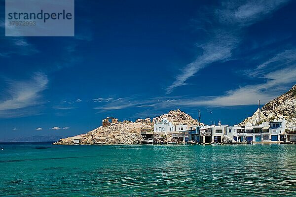 Griechisches Dorf mit malerischer Aussicht in Griechenland  das Strand- und Fischerdorf Firapotamos auf der Insel Milos  Griechenland  Europa