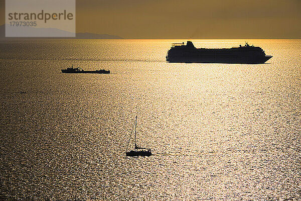 Kreuzfahrtschiff und Yacht Boot Silhouetten in der Ägäis bei Sonnenuntergang  Mykonos Insel  Griechenland  Europa