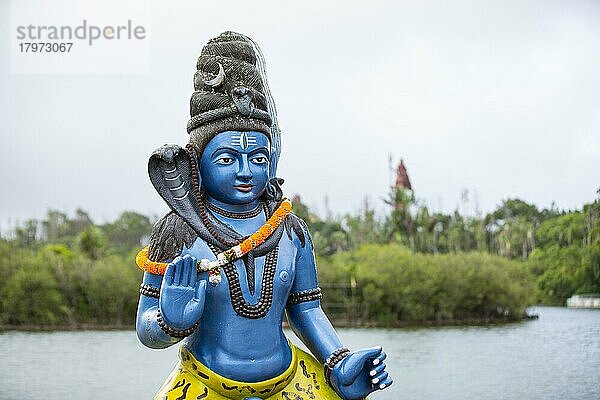 Statue von Lord Shiva am heiligen See von Ganga Talao im Süden der Insel Mauritius