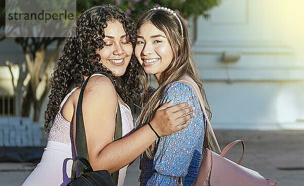 Zwei Freundinnen umarmen vor im Freien  Freundinnen umarmen und genießen das Leben  Frauen Freundschaft Konzept