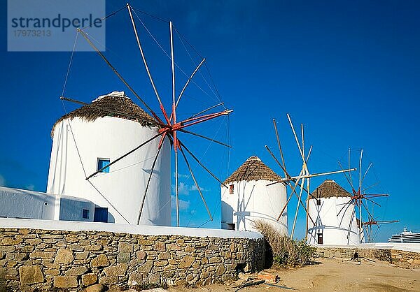 Blick auf die berühmten Windmühlen von Mykonos-Stadt. Traditionelle griechische Windmühlen auf der Insel Mykonos  Kykladen  Griechenland  Europa