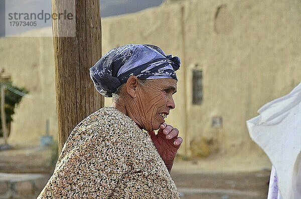 Alte Frau mit schlechten Zähnen im Profil  Marokko  Afrika