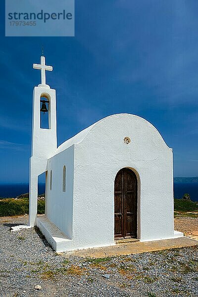 Griechische traditionelle weiß gewaschene orthodoxe Kirche. Insel Kreta  Griechenland  Europa