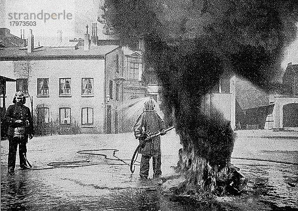 Der Altonaer Feuerschutzanzug für die Feuerwehr  Feuerwehrmann bei einer Übung  1899  Deutschland  Historisch  digital restaurierte Reproduktion einer Originalvorlage aus dem 18. Jahrhundert  genaues Originaldatum nicht bekannt  Europa