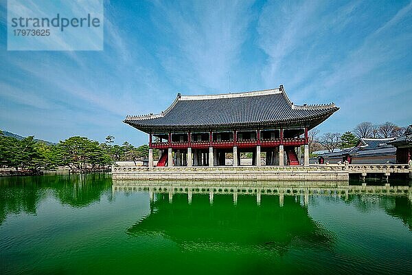 Traditionelle koreanische Architektur  Gyeonghoeru Pavillion (Königlicher Festsaal) im Gyeongbokgung Palast  Seoul