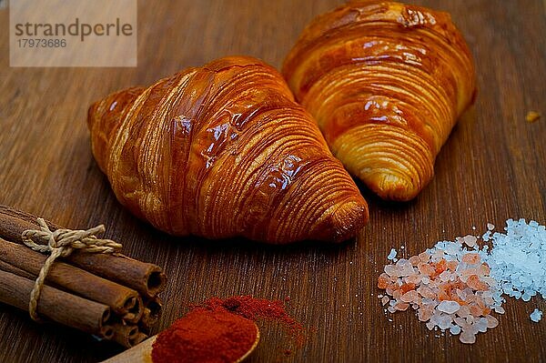 Französische Tradition Croissant Brioche Butterbrot auf Holz
