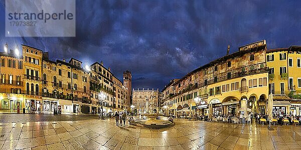 Stadtplatz Piazza delle Erbe und ehemaligen Römischen Forum mit Brunnen Fontana Madonna Verona am Abend  Piazza Erbe  Verona  Veneto  Italien  Europa