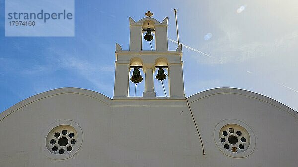 Morgenlicht  Gegenlicht  Sonnenstrahl  Dach und Glockenturm der Kirche Agios Spiridonas  Himmel blau mit Schleierwolken  Pyrgos  Insel Santorin  Kykladen  Griechenland  Europa