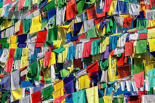 Buddhistische Gebetsfahnen Lungta mit Om Mani Padme Hum Buddhistisches Mantra-Gebet  das Lob des Juwels im Lotus bedeutet  auf der Kora um den Tsuglagkhang-Komplex. McLeod Ganj  Himachal Pradesh  Indien  Asien