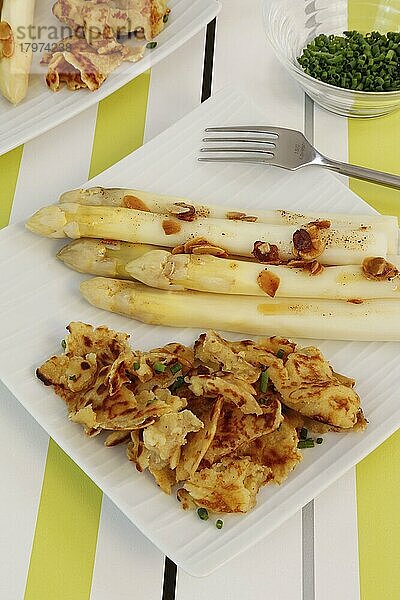 Badische Küche  Spargel mit Kratzete  Flädle  Pfannkuchen aus Kartoffelteig in Stücke zerrissen mit weißem Spargel  Gemüse  gesund  deftig  aus der Pfanne  vegetarisch  typisch Badisch  Gabel  Glasschale  Traditionsküche  Teller  Foodfotografie  Studio  Deutschland  Europa