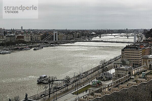 Blick von oben auf Donau  Elisabethbrücke und Freiheitsbrücke  Gegenlicht  Budapest  Ungarn  Europa