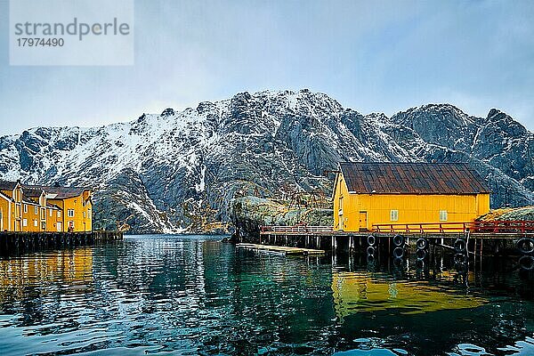 Authentisches Fischerdorf Nusfjord im Winter mit roten Rorbu-Häusern. Lofoten Inseln  Norwegen  Europa