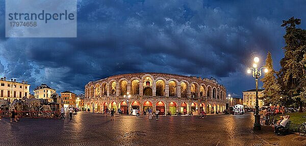 Piazza Bra mit römischen Amphitheaten Arena di Verona am Abend  Piazza Bra  Verona  Veneto  Italien  Europa