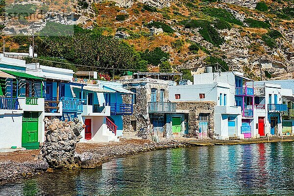 Malerisches griechisches Fischerdorf Klima mit weiß getünchten traditionellen Häusern und bunten Fenstern und Türen auf der Insel Milos in Griechenland