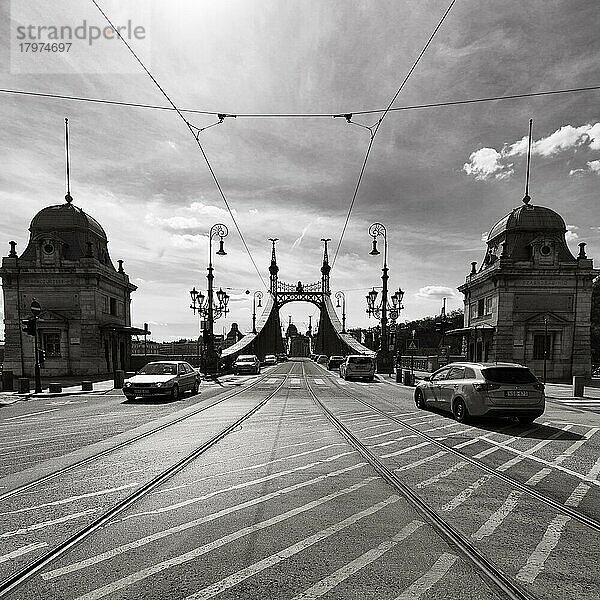 Freiheitsbrücke mit Brückentor und Straßenverkehr  Gegenlicht  Pest  Budapest  Ungarn  Europa