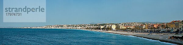 Malerisches Panorama der Mittelmeerküste in Nizza  Frankreich  Wellen des Mittelmeeres schlagen an die Küste  Menschen entspannen sich am Strand  Nizza  Frankreich  Europa