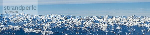 Alpenpanorama  Schneebedeckte Alpengipfel  Panoramaaufnahme  Aussicht vom Hallstätter Gletscher  Steiermark  Österreich  Europa