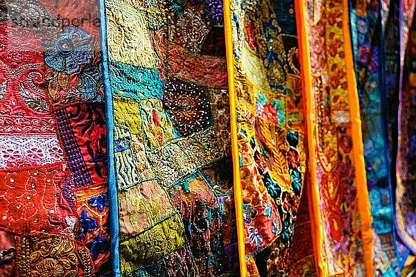 Indischer Patchworkstoff mit traditionellen indischen Mustern in Großaufnahme Jasialmer  Radjasthan  Indien Exotischer Patchwork-Quilt