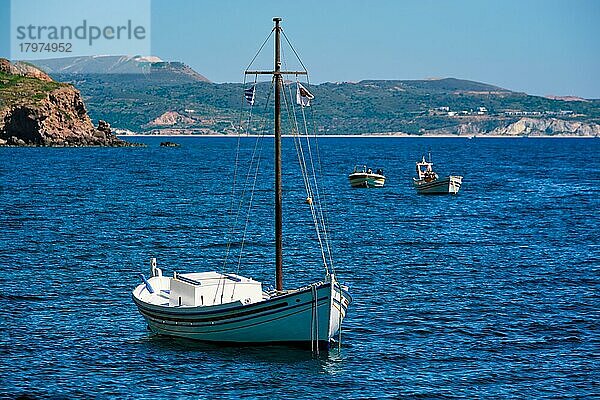 Traditionelles griechisches Fischerboot im Ägäischen Meer mit griechischer Flagge  Insel Milos  Griechenland  Europa