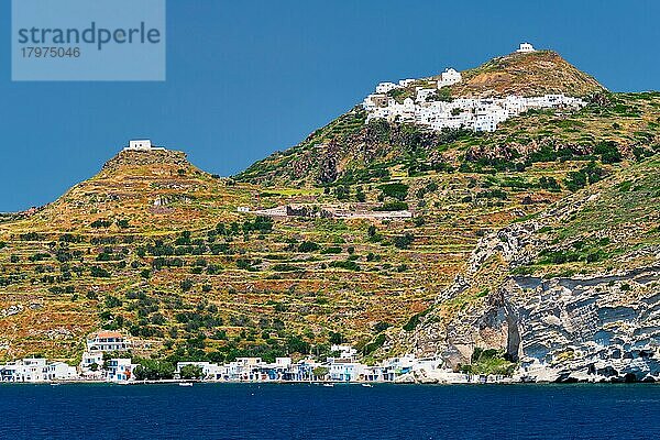 Die Dörfer Klima und Plaka mit weiß getünchten traditionellen Häusern  orthodoxer Kirche und Windmühlen auf der Insel Milos  Griechenland  Europa