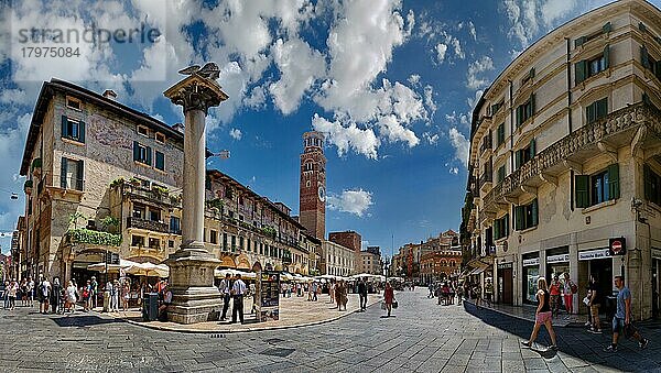 Lebhafter Stadtplatz Piazza delle Erbe  Verona  Veneto  Italien  Europa