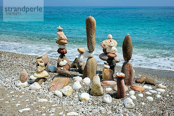 Konzept der zen Gleichgewicht Entspannung Frieden und Harmonie. Kieselsteine stapeln am Strand Küste des blauen Meeres in der Natur. Meditative Kunst des Steinstapelns