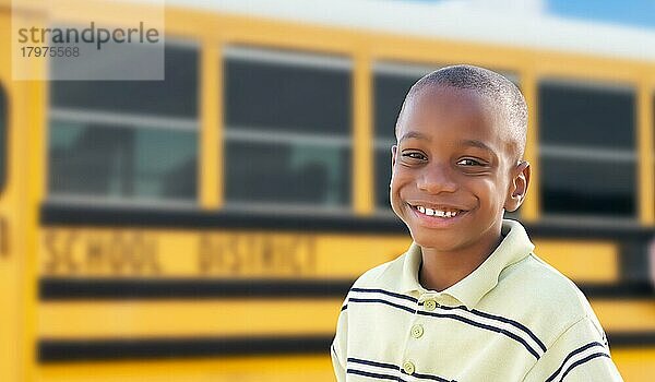 Junger afroamerikanischer Junge in der Nähe des Schulbusses