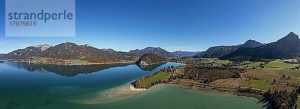Drohnenaufnahme  Panoramablick über den Wolfgangsee nach Strobl am Wolfgangsee mit Naturschutzgebiet Blinklingmoos  Salzkammergut  Land Salzburg  Österreich  Europa