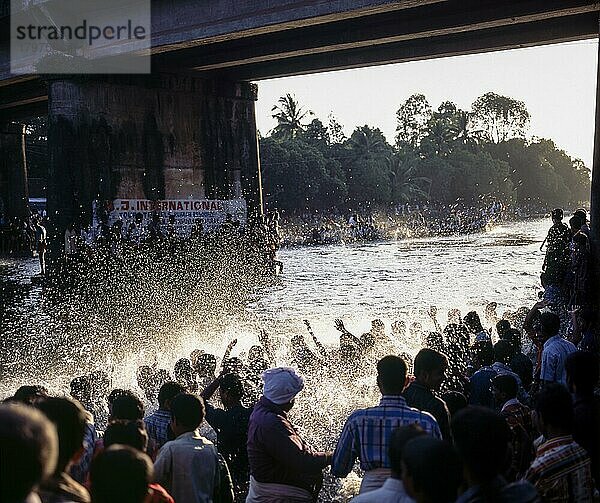 Bootsrennen am Payipad während des Onam-Festes  Kerala  Indien  Asien