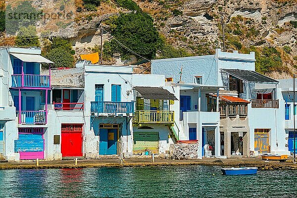 Malerisches griechisches Fischerdorf Klima mit weiß getünchten traditionellen Häusern und bunten Fenstern und Türen auf der Insel Milos in Griechenland