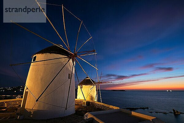 Blick auf die berühmten Windmühlen der Stadt Mykonos Chora. Traditionelle griechische Windmühlen auf der Insel Mykonos in der Abenddämmerung beleuchtet  Kykladen  Griechenland. Spaziergang mit Steadycam