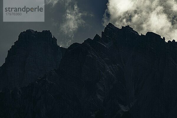 Gipfeldetail der Kalkkögel im Gegenlicht  mit dramatischen Wolken  Sellrain  Innsbruck  Tirol  Österreich  Europa