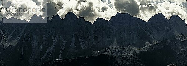 Gipfelpanorama der Kalkkögel im Gegenlicht  mit dramatischen Wolken  Sellrain  Innsbruck  Tirol  Österreich  Europa