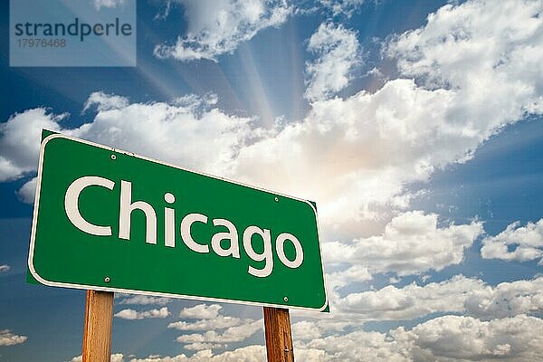 Chicago grünes Straßenschild über dramatischen Wolken und Himmel