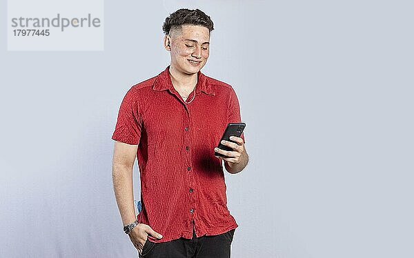 Hübscher Mann glücklich mit seinem Handy  junger lateinamerikanischer Mann glücklich mit seinem Handy