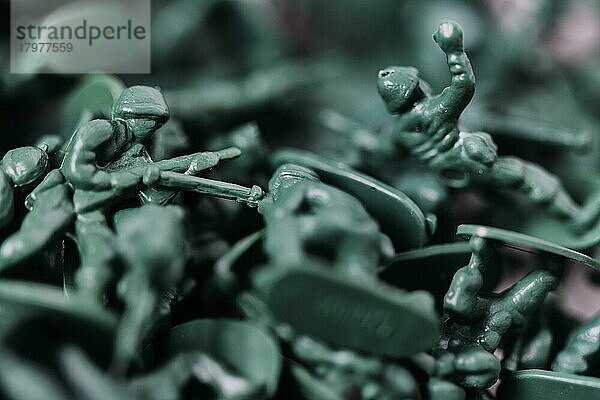 Kriegsspielzeug  kleine Soldaten  Armee aus Kunststoff  Nahaufnahme  Studioaufnahme  Köln  Nordrhein-Westfalen  Deutschland  Europa