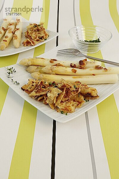 Badische Küche  Spargel mit Kratzete  Flädle  Pfannkuchen aus Kartoffelteig in Stücke zerrissen mit weißem Spargel  Gemüse  gesund  deftig  aus der Pfanne  vegetarisch  typisch Badisch  Gabel  Glasschale  Traditionsküche  Teller  Foodfotografie  Studio  Deutschland  Europa