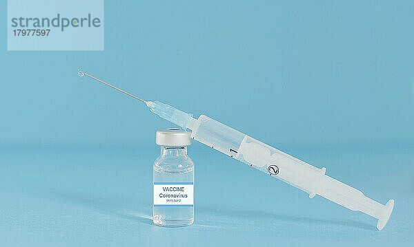 Konzeptfoto für eine weltweite Pandemieimpfung  Beginn der Massenimpfung gegen das Coronavirus COVID-19  Influenza oder Grippe  weltweite Immunisierung. Selektiver Fokus