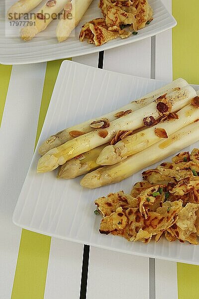 Badische Küche  Spargel mit Kratzete  Flädle  Pfannkuchen aus Kartoffelteig in Stücke zerrissen mit weißem Spargel  Gemüse  gesund  deftig  aus der Pfanne  vegetarisch  typisch Badisch  Traditionsküche  Teller  Foodfotografie  Studio  Deutschland  Europa