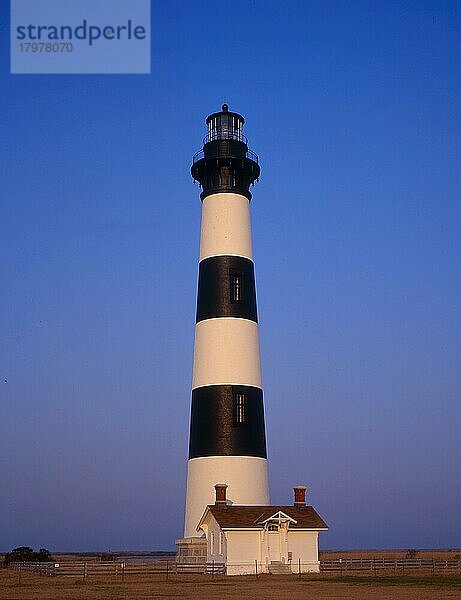 USA  North Carolina  Outer Banks  Cape Hatteras  Bodie Lighthouse (1872)  Leuchtturm im Abendlicht  Nordamerika